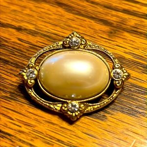 1928 faux pearl and rhinestone gold tone brooch 1960’s. 1 3/4x1 1/4 inch